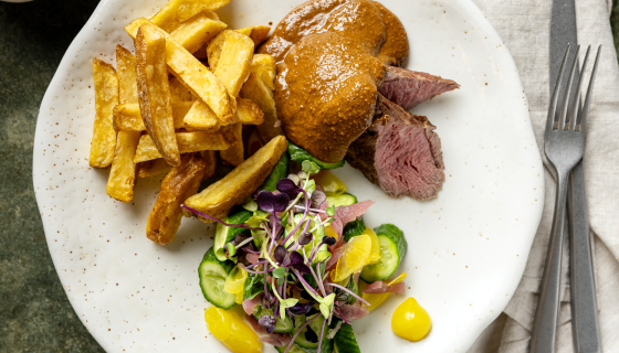 Diamanthaas met satésaus van zonnebloempitten