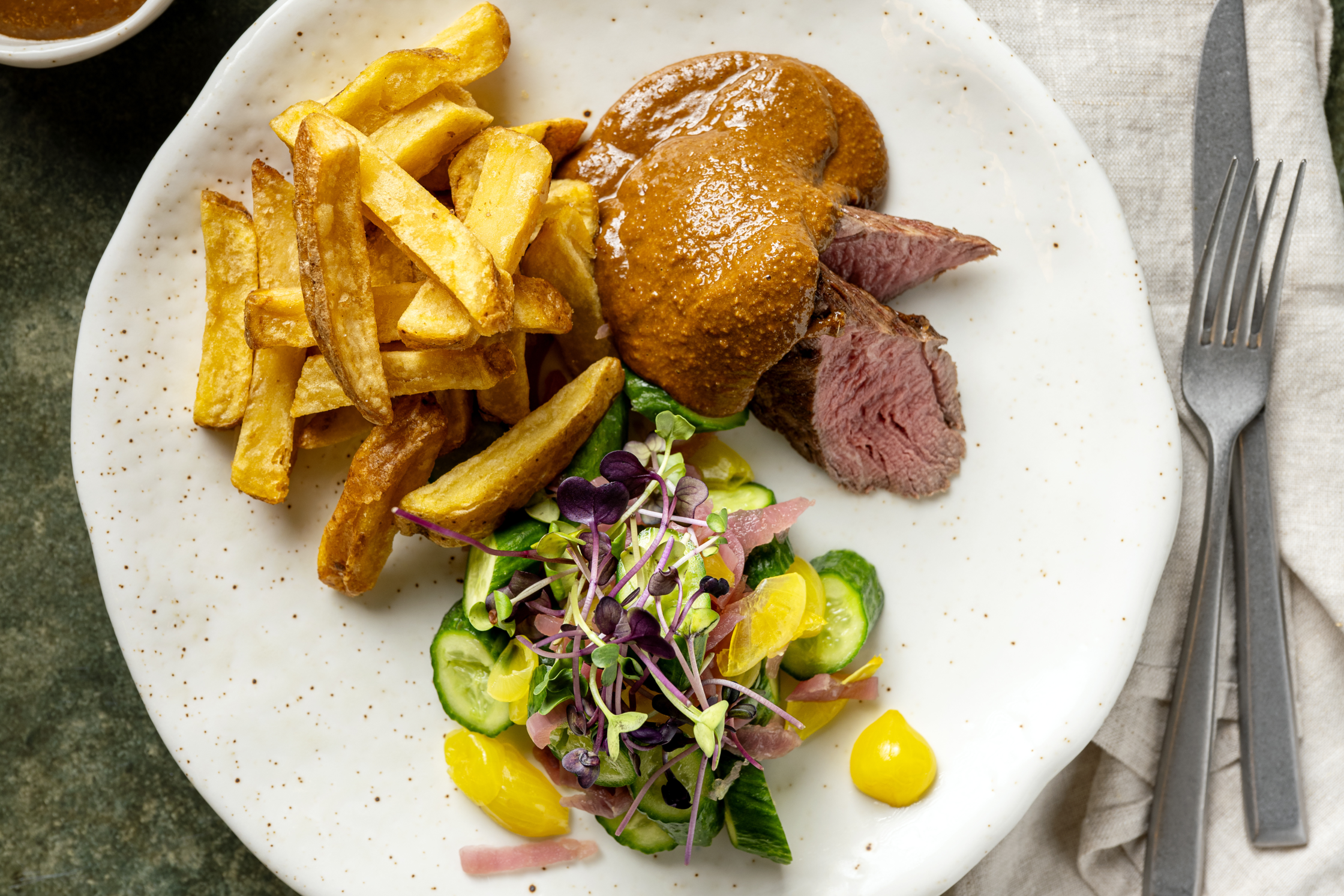 Diamanthaas met satésaus van zonnebloempitten